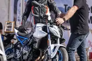 Motorradfahrer testet Suzuki-Modell bei einem Testival-Event