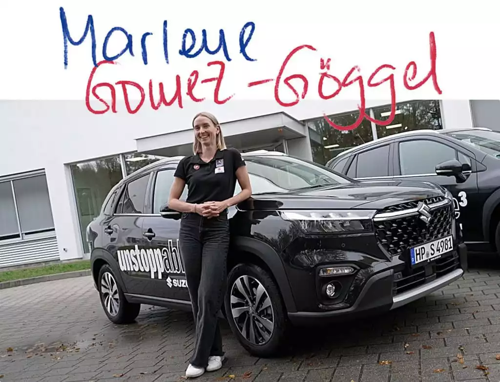 Deutsche Triathlon Star Marlene Gomez-Göggel steht vor einem Suzuki Auto 