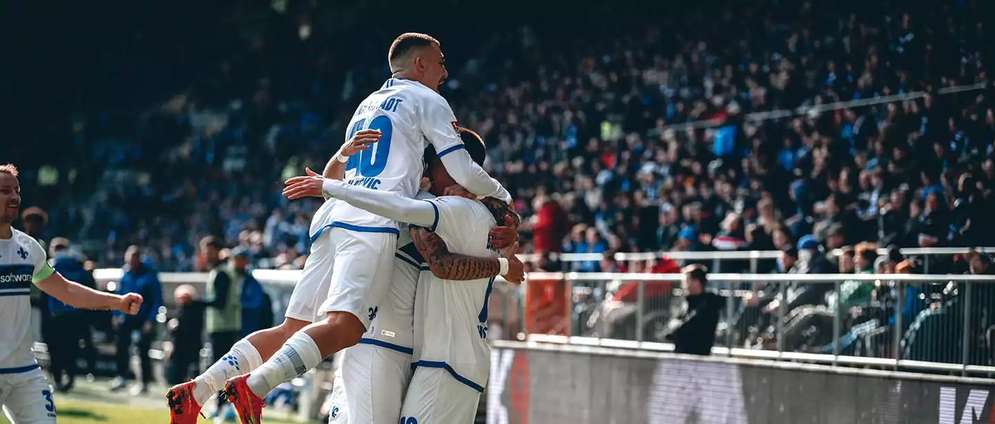 Spieler von SV Darmstadt 98 feiert ein Volltreffer wärhend eines Fußbalspieles
