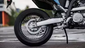 Hinterrad des Suzuki DR-Z4S Motorrads mit Achsprotektor und Bremsscheibenabdeckung.