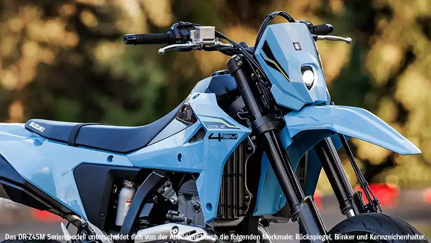 Die blaue Suzuki DR-Z400SM Supermoto, ohne Serien-Rückspiegel und Blinker, mit markantem Scheinwerfer.