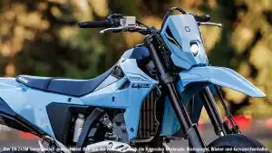 Die blaue Suzuki DR-Z400SM Supermoto, ohne Serien-Rückspiegel und Blinker, mit markantem Scheinwerfer.