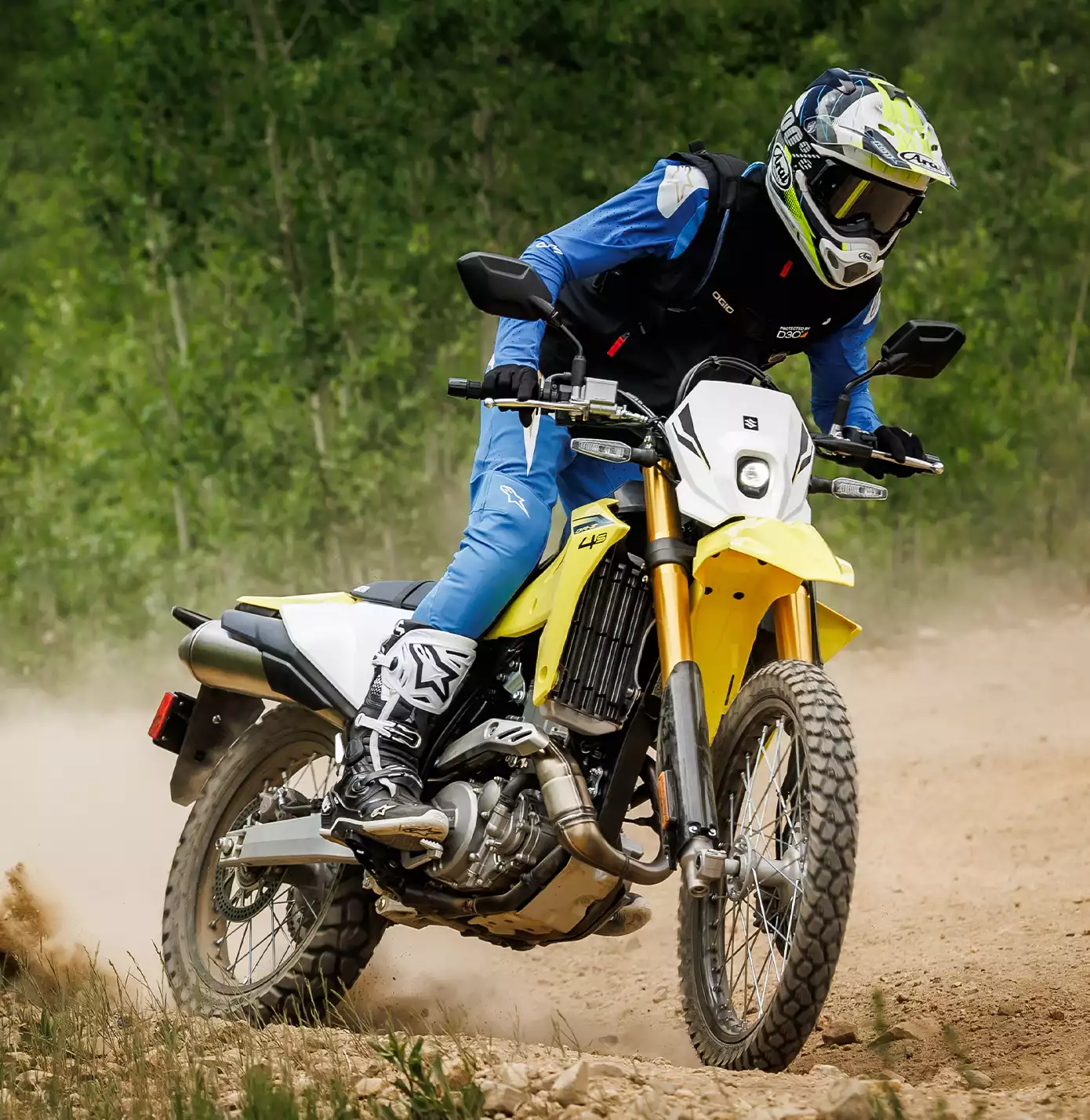 Gelbes Suzuki DR-Z4S Motorrad im Offroad-Einsatz auf staubigem Gelände