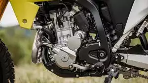 Motor des Suzuki DR-Z4S Motorrads mit gelbem Schutzblech und schwarzem Rahmen