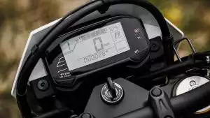 Digitales Cockpit des Suzuki DR-Z4S Motorrads mit Tachometer und Kontrollleuchten.