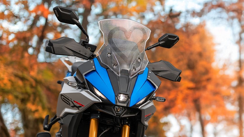 GSX-S1000GX vor herbstlichem Hintergrund mit Herz auf Frontscheibe
