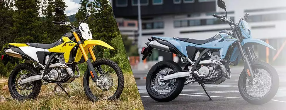 Gelbes und blaues Suzuki Motorrad DR-Z4S im Freien, links im Wald, rechts in städtischer Umgebung.