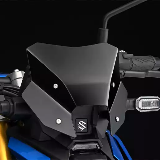 Suzuki GSX-S1000: Stylisches Meter Visier mit integriertem Suzuki Logo und LED-Blinker.