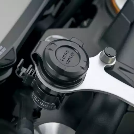 Schwarze DC-Steckdose am Suzuki Motorrad DR-Z4S für Zubehöranschluss