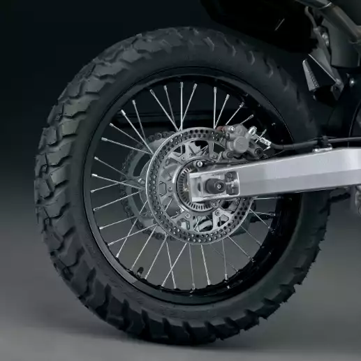 Hinterer Achsprotektor als Zubehör für die Suzuki DR-Z4SM, der die Hinterachse bei Stürzen vor Schäden schützt.