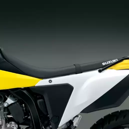Niedrige Sitzbank für Suzuki Motorrad, ermöglicht sicheren Stand und verbessert die Ergonomie für kleinere Fahrer.