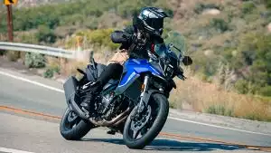 Fahrer in Schräglage auf Suzuki V-Strom 800, Adventure-Bike in Kurve auf Landstraße.