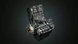 Detailaufnahme des kraftvollen Parallel-Twin-Motors der Suzuki V-Strom 800 in dunklem Ambiente.