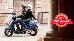Fahrerpaar auf blauem Suzuki Address 125 Roller, ausgezeichnet mit dem 1000PS Top Award 2025.