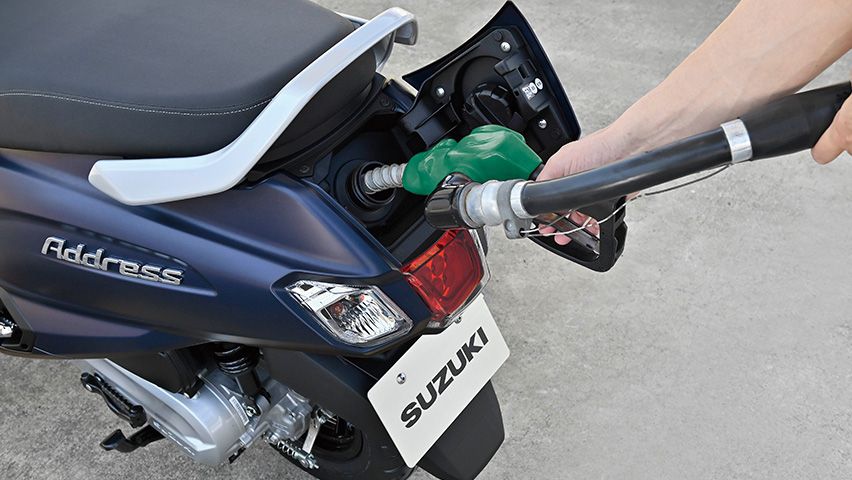 Praktisches Betanken des Suzuki Address 125: Der Tankdeckel befindet sich bequem im Heckbereich unter einer Klappe – der Sitz muss dafür nicht angehoben werden.