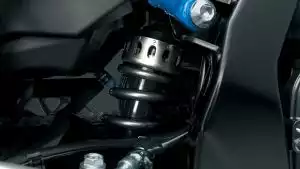 Nahaufnahme des hinteren Federbeins der Suzuki GSX-8S mit sichtbarer Zentralfederung.