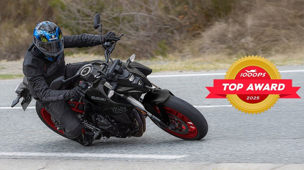 Schwarze GSX-8S in Schräglage auf einer Landstraße, rechts ein goldenes Top Award Logo