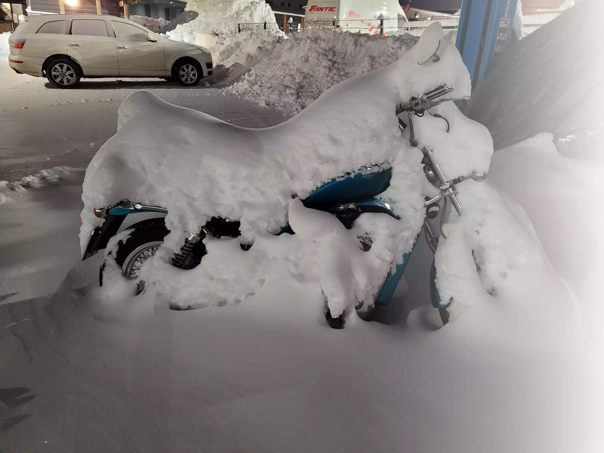 Vollgeschneites Suzuki Motorrad im Winter