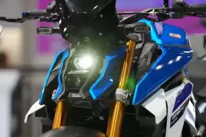 Frontansicht der Suzuki GSX-S1000 mit LED-Scheinwerfer und blauer Verkleidung im Showroom.