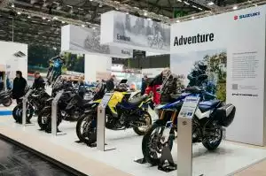 Motorrad-Ausstellung mit Suzuki Adventure-Modellen auf der Intermot 2024
