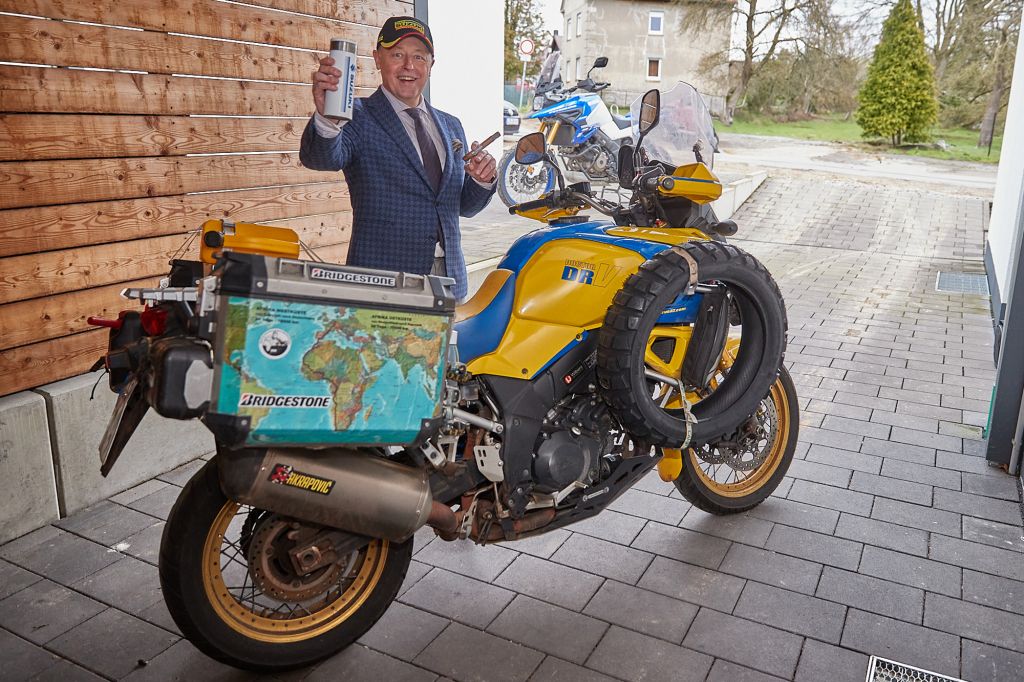 Christoph Socha mit seiner V-Strom, Zigarre und Suzuki Thermoflasche