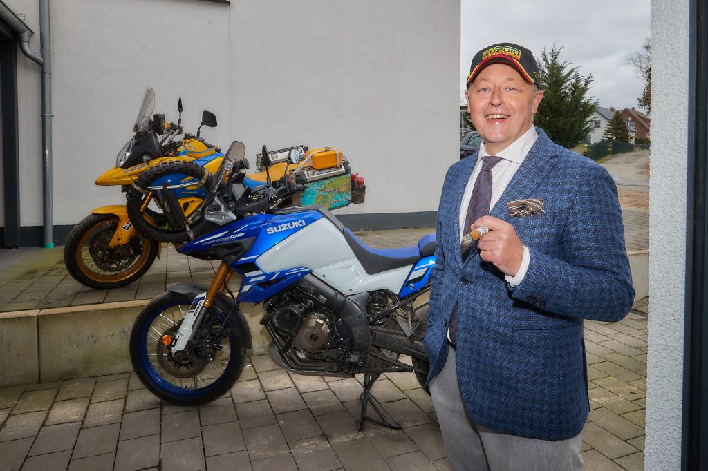 DR V mit Zigarre und der neuen V-Strom 1050 im Hintergrund