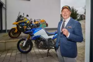 DR V mit Zigarre und der neuen V-Strom 1050 im Hintergrund