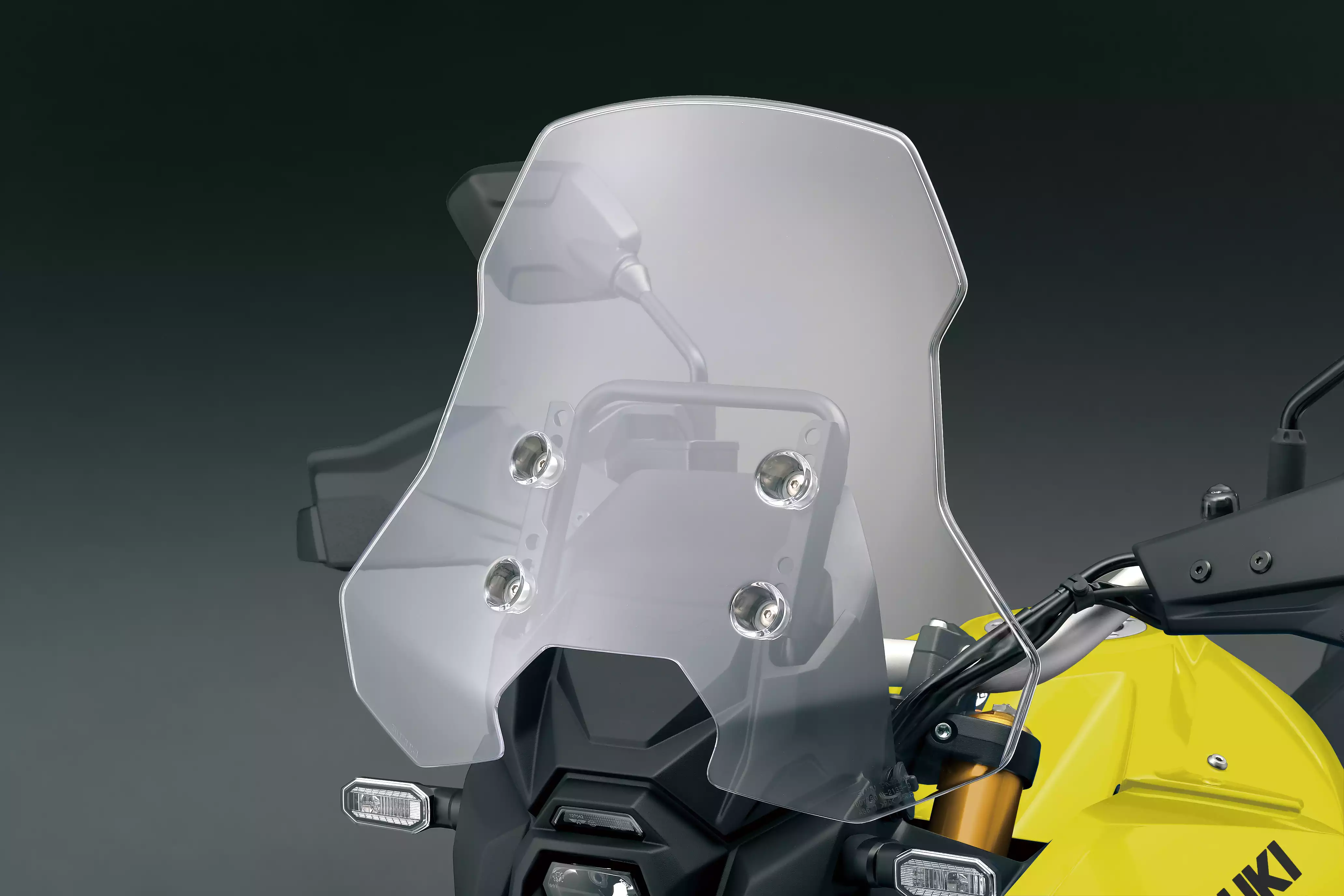 Schwarzes Tankpad mit Carbon-Struktur auf blauem Suzuki SV-7GX Tank schützt den Lack.