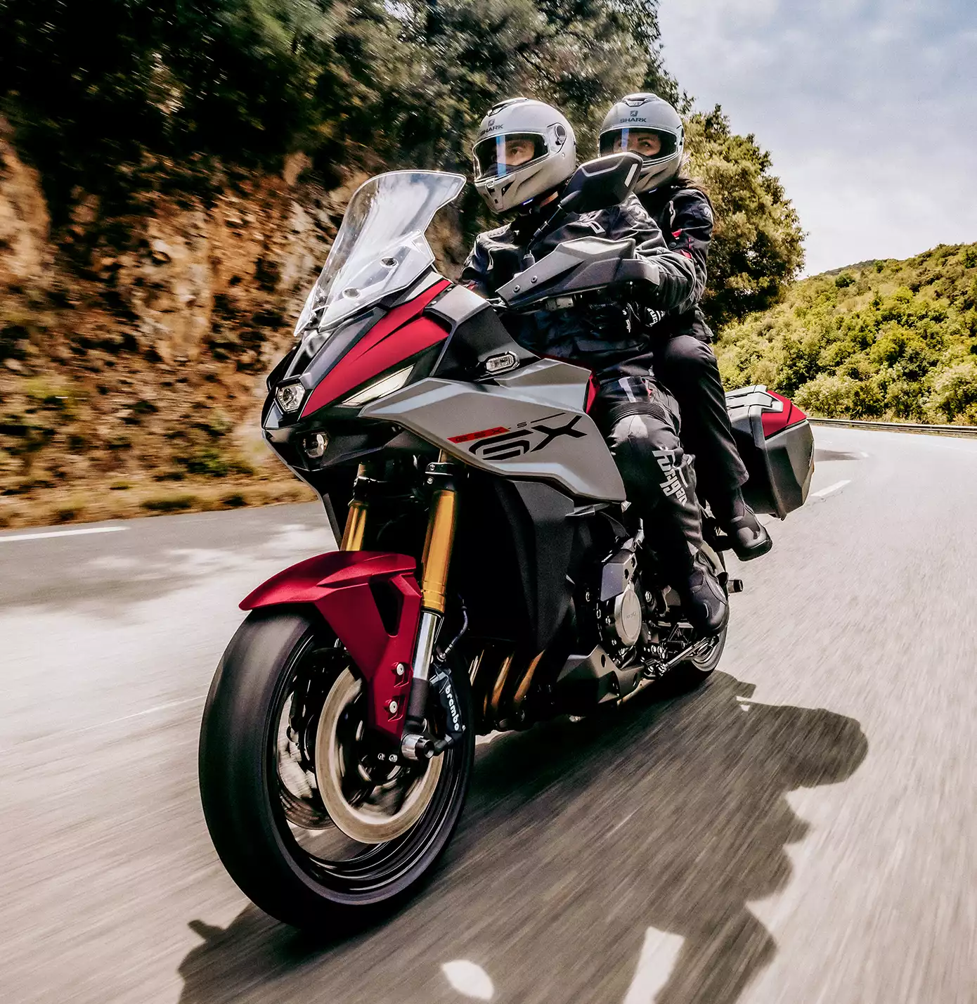 Action-Bild von der GSX-S1000GX in Rot in der Kurve
