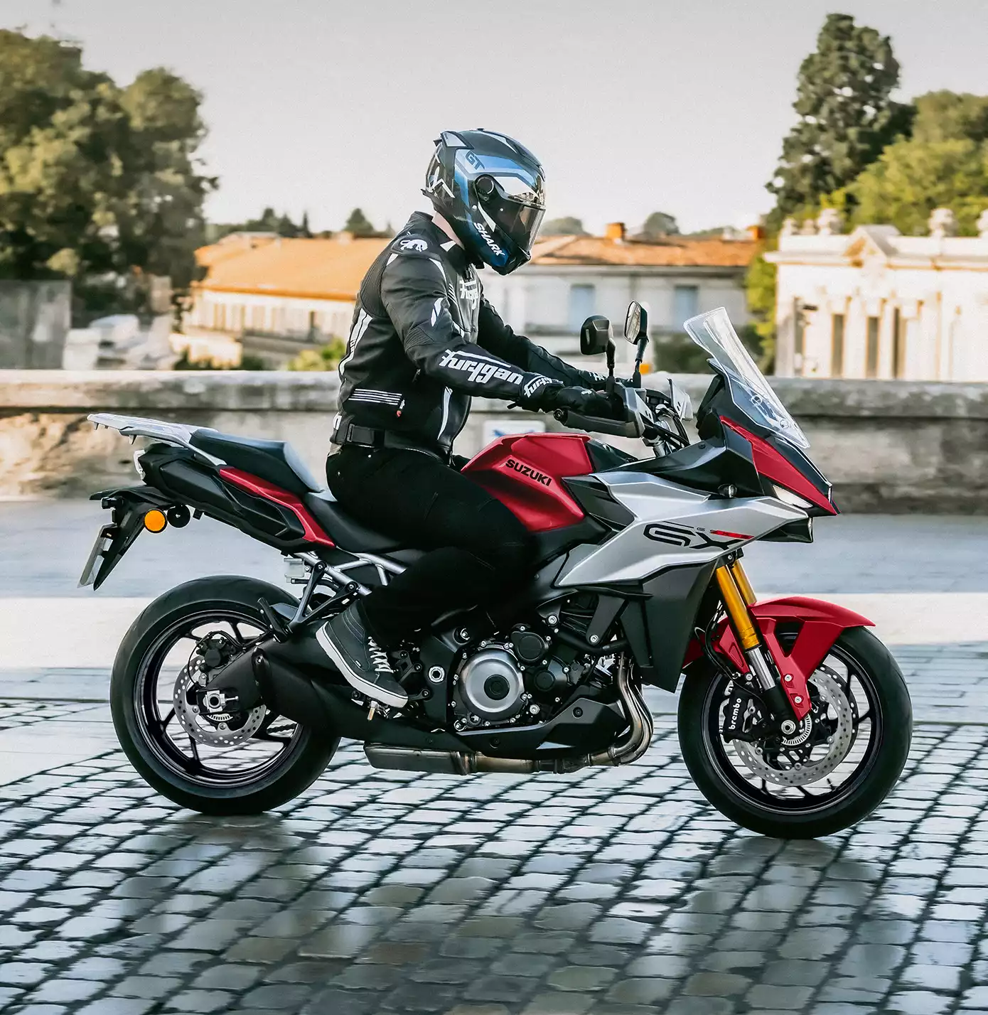 Action-Bild von der GSX-S1000GX in Rot in der Innenstadt