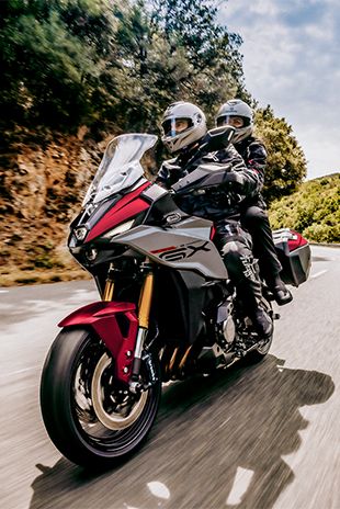 Action-Bild von der GSX-S1000GX in Rot in der Kurve