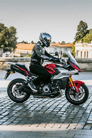 Action-Bild von der GSX-S1000GX in Rot in der Innenstadt