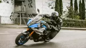 Blaue GSX-S1000GX in der Innenstadt