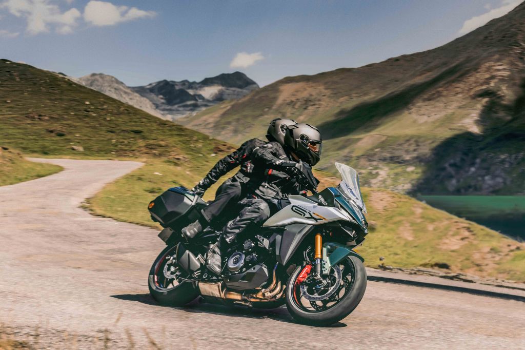 Grüne GSX-S1000GX mit Sozius-Fahrer auf der Landstraße