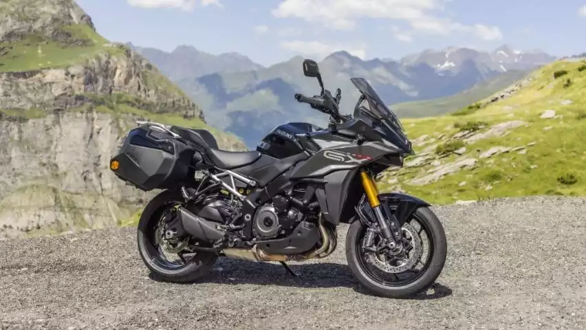 Schwarze GSX-S1000GX abgestellt vor schöner Berglandschaft 