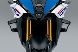 Frontansicht einer blauen Suzuki GSX-S1000GX mit Winglets