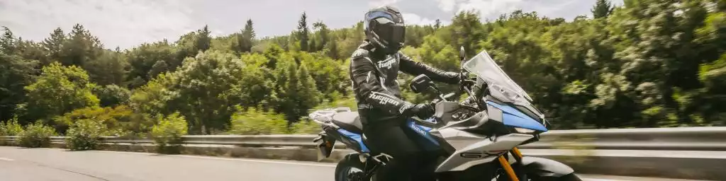 Seitenansicht der GSX-S1000GX auf Autobahn