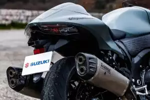 Akrapovič Auspuffanlage an grün-grauer Suzuki Hayabusa von hinten, betont sportliche Linienführung.