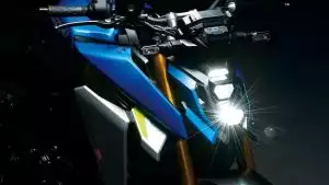 Suzuki GSX-S1000 2024: Leuchtende LED-Scheinwerfer und markante blaue Frontverkleidung im sportlichen Design.