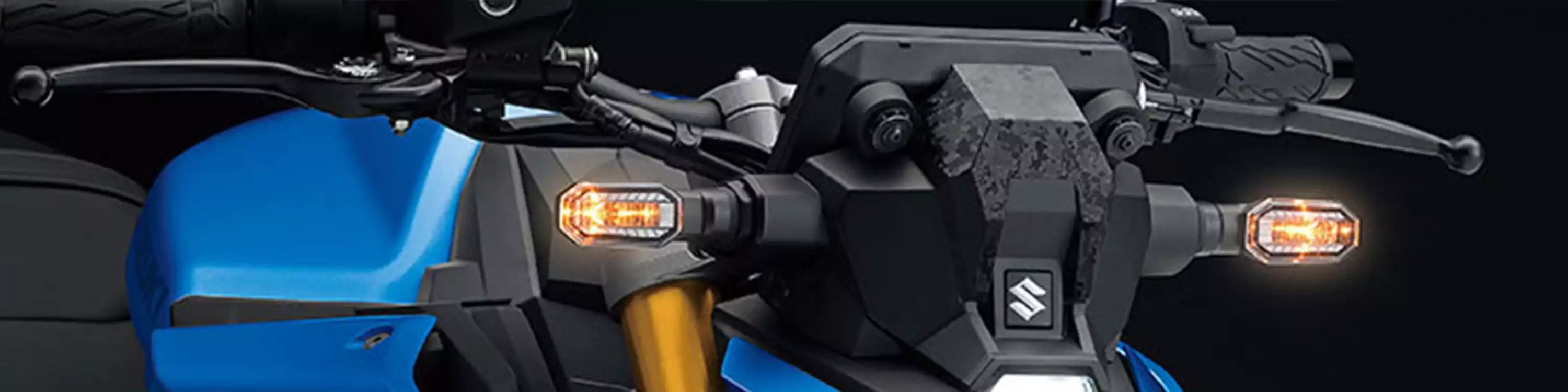Getönte Vario Tourenscheibe für Suzuki V-Strom 650 XT, verbessert Windschutz und Fahrkomfort mit sportlicher Optik.