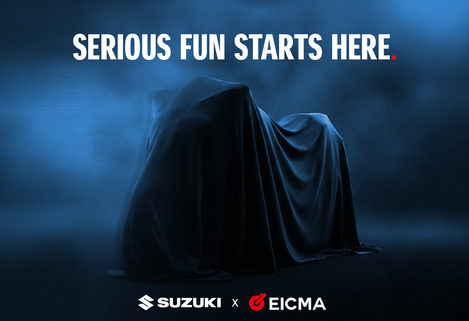 Teaser-Grafik zur EICMA mit einem unter einem schwarzen Tuch verhüllten Suzuki-Motorrad vor blauem Hintergrund, dem Slogan „SERIOUS FUN STARTS HERE.“ und dem „SUZUKI x EICMA“-Logo.
