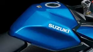 Suzuki GSX-S1000GT Travel Edition: Blauer Kraftstofftank mit silbernem Suzuki Logo, Tankdeckel und E5/E10 Hinweis.