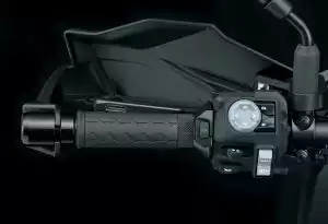 Lenker-Bedienelemente für Suzuki GSX-S1000GX Travel Edition: Multifunktionsschalter, Tempomat und Handprotektor.