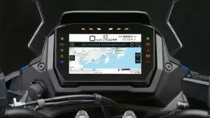 Nahaufnahme des 6,5 Zoll grossen TFT-Displays der Suzuki GSX-S1000GX mit aktiver Navigationsanzeige und farbigen Symbolen
