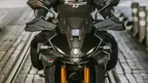 Frontale Nahaufnahme der Lichtmaske mit zwei markanten LED-Scheinwerfern an der Suzuki GSX-S1000GX, eingeschaltet dargestellt