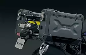 Robuster Aluminium-Seitenkoffer in Schwarz, montiert an der V-Strom 800DE Travel Edition.
