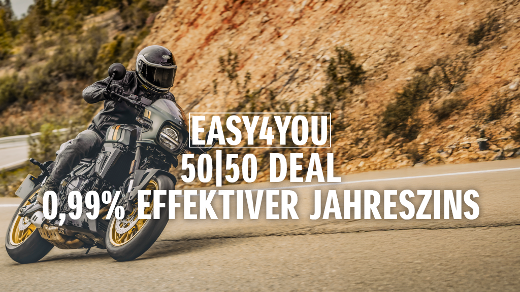 Ein Motorradfahrer auf einer Suzuki GSX-8TT fährt sportlich durch eine langgezogene Kurve in bergiger Landschaft. Im Vordergrund ist die Finanzierungsaktion „EASY4YOU – 50/50 Deal – 0,99 % effektiver Jahreszins“ groß eingeblendet