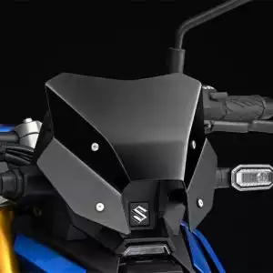 Detailansicht vom Windschild am Suzuki Motorrad mit Frontmaske, Lenker und Blinker.