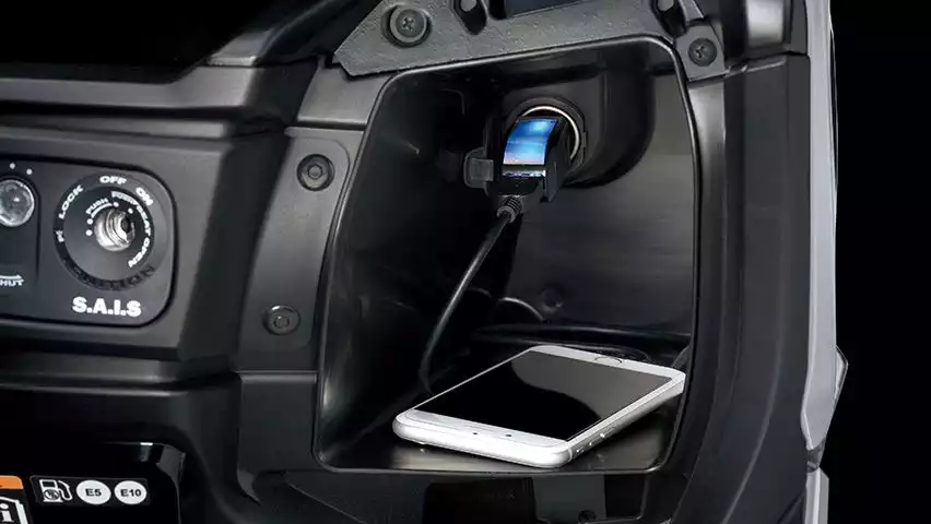 12V-Steckdose im rechten Staufach des Suzuki Burgman 400, bietet Strom für Smartphone und kleine Gegenstände.