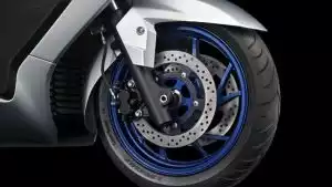 Nahaufnahme des blauen Vorderrads der Suzuki Burgman 400 mit doppelter Scheibenbremse.